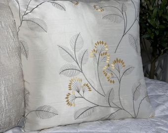 デザイナーギルド生地を使用した花柄スキャッタークッションカバー