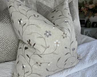 Broderat kuddfodral med blommigt bladmönster, naturbeigegrått kuddfodral, dekorativt örngott, designertyg från Clarke and Clarke