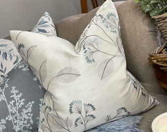 Housse de coussin brodée, coussin brodé, jetée - tissu d'ameublement floral John Lewis Grace, oeuf de canard - ivoire