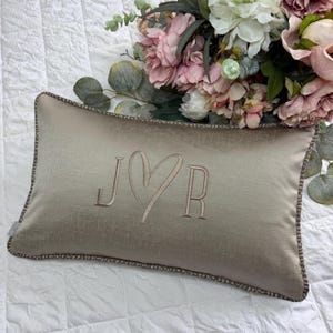 Almofada personalizada com iniciais • Almofada cilíndrica com iniciais bordadas • Almofada de luxo 30x50cm com debrum • Presente de casamento • Presente de Dia dos Namorados • Fabricada no Reino Unido