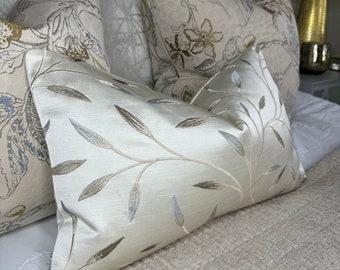 John Lewis & Partners Christine Housse de coussin en tissu brodé de feuilles, Coussin décoratif ivoire, recto-verso, expédition dans le monde entier, 30 x 50 cm