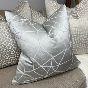 Ashley Wilde Fabric - Atlas -Silber, Luxuriöser Kissenbezug - Strukturierter Designer Stoff - Geometrisches Sofa Kissen - Sofa, Bett Kissenbezug