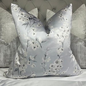 Blumen Kissenbezug, Blumen Kissen Bezug, Elegant - Designer Ashley Wilde Stoff , Blau Grau - Silber, Satin Optik / Weltweiter Versand