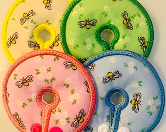 J/G Peg Mic Key Feeding Tube Pad Neonati Bambini Adolescenti Adulti 4 Circle Pads - 1 di ogni colore