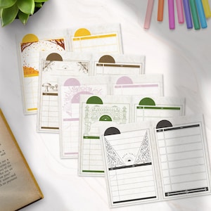 Op de afbeelding: Set van acht printbare plannerpagina's met verschillende ontwerpen. Elke pagina heeft een unieke illustratie, waaronder een paddenstoel, een brug en een zon. De pagina's zijn ontworpen voor gebruik in een planner of dagboek.