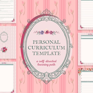 Könnte beinhalten: Ein rosa-weißes persönliches Curriculum-Template mit floralem Thema. Das Design zeigt einen dekorativen ovalen Rahmen mit dem Text "PERSONAL CURRICULUM TEMPLATE" und "a self-directed learning path". Zusätzliche Seiten mit floralen Akzenten sind ebenfalls sichtbar.