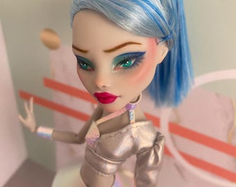 OOAK Custom Doll - SCI-FI meisje - Handgeschilderde kunstpop - Uniek verzamelobject - Blauw haar en futuristische outfit