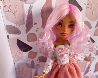 OOAK Custom Doll - Soft Pastel girl - Handgeschilderde kunstpop - Uniek verzamelobject - Roze haar en pastel romantische outfit