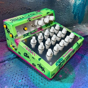 Sintetizador de vídeo Glitch - SYNTHWAVER V4-MEZKALIN "Space Invaders" circuit bent, processador/aprimorador analógico