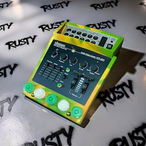 Glitch Video Synthesizer - audio reactive, circuit bent, analog glitchart, Lil Rusty, Mezkalin