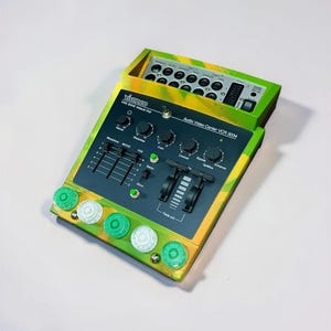 Glitch Video Synthesizer - audioreactief, circuit bent, analoge glitchart, Lil Rusty, Mezkalin