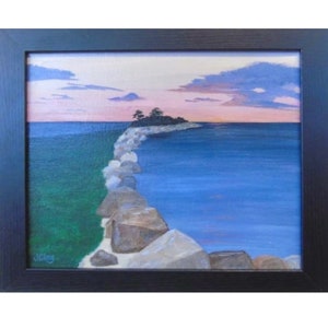 Puede incluir: Pintura de paisaje enmarcada que representa una escena costera. La obra presenta un camino de piedra que conduce a una pequeña isla con árboles, sobre un fondo de cielo al atardecer. El agua es una mezcla de azul y verde.