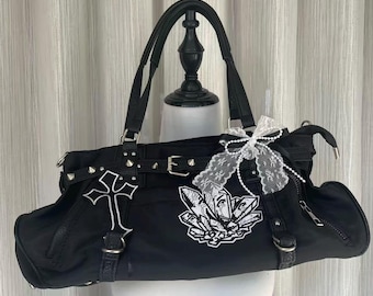 Bolso de hombro negro hecho a mano, estilo punk, estilo Y2K, con accesorios de encaje y perlas, ideal para fiestas o salidas.