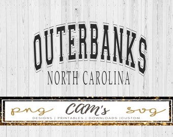 Può includere: Grafica in bianco e nero con il testo "OUTER BANKS NORTH CAROLINA" in un font di stile vintage. Il design è su uno sfondo di legno bianco. Il testo "png Cam's svg DESIGNS | PRINTABLES | DOWNLOADS | CUSTOM" è su uno sfondo di glitter dorato.
