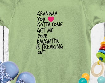 PEAK Kid's Personalized Bodysuit "Grandma You Gotta Come Get Me". Añade tu propio nombre para la abuela. Gran regalo de bebé.  Envío GRATUITO