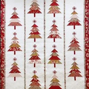 Puede incluir: Un edredón con temática navideña que presenta un patrón repetido de árboles de Navidad estilizados. Cada árbol está compuesto por triángulos de tela en capas en tonos de rojo, dorado y crema, con una estrella en la parte superior. Fondo blanco y borde floral rojo.