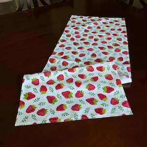 Strawberries Table Runner, Farmhouse Decor, Farmhouse Kitchen Decor, Summer Table Runner, Country Style Table Runner, Strawberry Table Decor