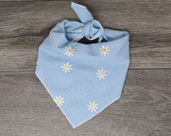 Denim zachte hondenbandana - bandana met strik - geborduurde madeliefje