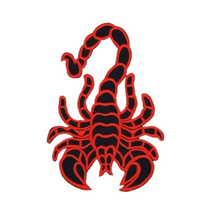 Op de afbeelding: Zwarte gestikte scorpion patch met een rode omtrek. De scorpion kijkt naar rechts met zijn staart omhoog gekruld.