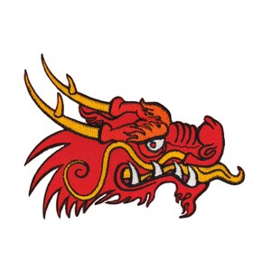 Könnte beinhalten: Gestickter Drachenkopf-Patch in Rot und Gelb. Der Drache hat einen grimmigen Ausdruck mit scharfen Zähnen und einem großen Auge.