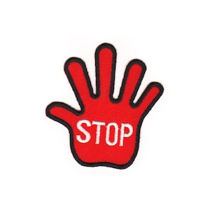 Könnte beinhalten: Roter gestickter Aufnäher mit einer Handform und dem Wort "STOP" in weißen Buchstaben.