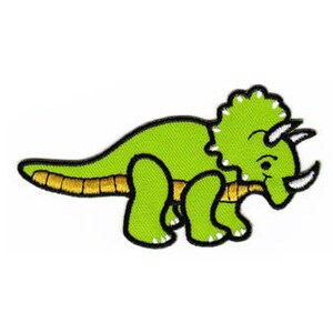 Könnte beinhalten: Ein grüner Comic-Triceratops-Dinosaurier mit einem gelben Streifen am Schwanz. Der Dinosaurier blickt nach links und hat einen freundlichen Ausdruck.