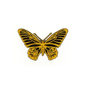Könnte beinhalten: Ein gestickter goldener Schmetterlingspatch mit schwarzen Umrissen. Der Schmetterling hat detaillierte Flügel und einen zarten Körper.