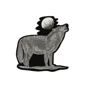 Könnte beinhalten: Gestickter Aufnäher mit einem grauen Wolf, der zum Mond heult. Der Wolf steht auf einem schwarzen Hintergrund mit einem weißen Mond dahinter.