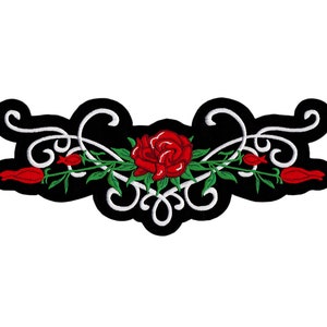 Op de afbeelding: Geborduurde patch met een rode roos en knoppen, groene bladeren en witte krullen op een zwarte achtergrond. De patch heeft een decoratief bloemenontwerp, geschikt voor kleding of accessoires.
