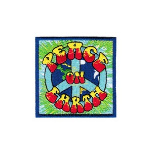 Könnte beinhalten: Gestickter Aufnäher mit einem Peace-Zeichen und den Worten "Peace on Earth" im Retro-Stil. Das Peace-Zeichen ist blau und weiß, mit einem gelben und roten Rand. Die Worte sind in rot und gelb, mit grünem Hintergrund.