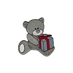 Op de afbeelding: Een grijze teddybeer die een blauwe cadeaudoos met een rood lint vasthoudt.