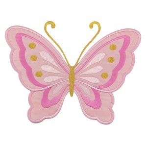 Könnte beinhalten: Ein rosa Schmetterlings-Applikation mit einem hellrosa Körper und Flügeln. Die Flügel sind mit einem dunkleren Rosa umrandet und haben goldene Akzente. Die Fühler und der Körper sind goldfarben. Perfekt für Nähprojekte.