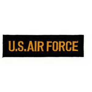 Op de afbeelding: Zwarte geborduurde patch met de tekst "U.S. AIR FORCE" in gouden draad.