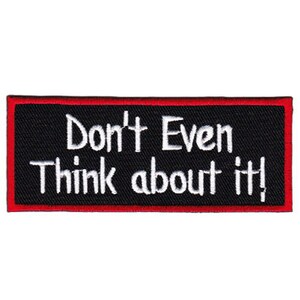 Könnte beinhalten: Schwarzer gestickter Aufnäher mit roten Nähten. Der Aufnäher sagt "Don't Even Think about it!"