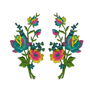 Könnte beinhalten: Zwei gestickte Blumenpatches mit rosa, gelben und türkisfarbenen Blüten. Die Blumen sind symmetrisch angeordnet mit grünen Stielen und Blättern.