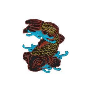 Puede incluir: Un parche bordado con un pez koi negro y dorado nadando en agua azul. El pez está enroscado con la cola en el aire.