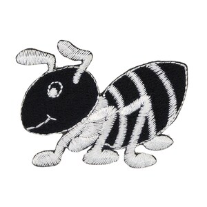 Puede incluir: Parche de hierro bordado en blanco y negro de una hormiga con cuerpo rayado.