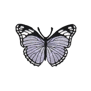 Könnte beinhalten: Gestickter Schmetterlingsaufnäher mit detailliertem Design. Der Schmetterling hat einen hellvioletten Körper und Flügel mit schwarzen und weißen Akzenten. Der Aufnäher ist wahrscheinlich für Kleidung oder Accessoires.