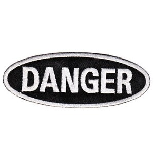 Puede incluir: Parche ovalado negro con texto bordado en blanco que dice "DANGER".