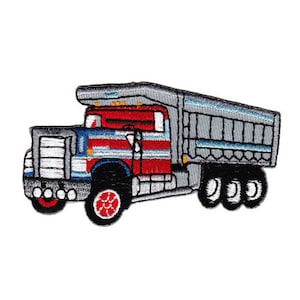 Könnte beinhalten: Ein gestickter Bügelaufkleber mit einem roten, weißen und blauen Kipplaster. Der LKW hat eine graue Ladefläche und befindet sich auf weißem Hintergrund.