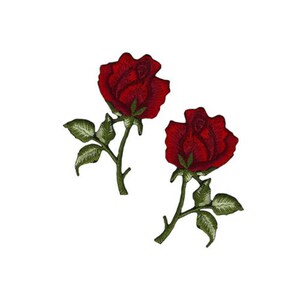 Könnte beinhalten: Zwei rote gestickte Rosen-Patches mit grünen Stielen und Blättern.