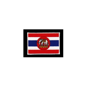 Op de afbeelding: Een rood, wit en blauwe vlag met een witte olifant in een rode cirkel in het midden.