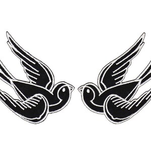 Peut inclure: Deux hirondelles noires volant dans des directions opposées, se faisant face. Les oiseaux sont soulignés en blanc.