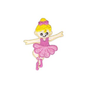 Puede incluir: Un parche bordado de hierro de una bailarina con un tutú rosa y cabello amarillo.