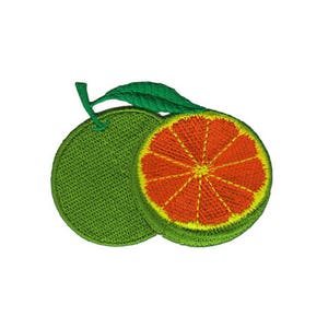 Puede incluir: Parche bordado para planchar de una lima verde y una rodaja de naranja con un tallo verde.