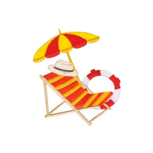 Peut inclure: Un parasol de plage rayé rouge et jaune, une chaise longue rayée avec un chapeau blanc dessus et une bouée de sauvetage rouge et blanche.