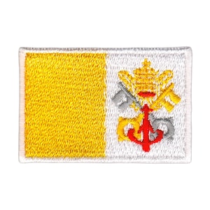 Könnte beinhalten: Gestickter Aufnäher mit der Flagge des Vatikans. Der Aufnäher ist gelb und weiß mit dem Wappen des Vatikans in der Mitte. Das Wappen ist silber und gold mit zwei gekreuzten Schlüsseln hinter einer päpstlichen Tiara.
