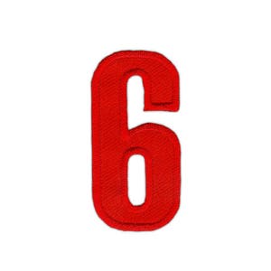 Puede incluir: Un parche bordado rojo con el número seis sobre un fondo blanco. El número está en negrita, con forma redondeada, y los bordes están cuidadosamente cosidos. El parche es probablemente para aplicar en ropa o accesorios.