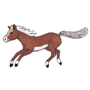 Puede incluir: Un caballo marrón y blanco con una crin y una cola blancas corriendo hacia la derecha. El caballo está bordado sobre un fondo blanco.