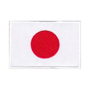 Op de afbeelding: Een witte geborduurde patch met de vlag van Japan. De vlag heeft een grote rode cirkel in het midden van een wit vierkant.